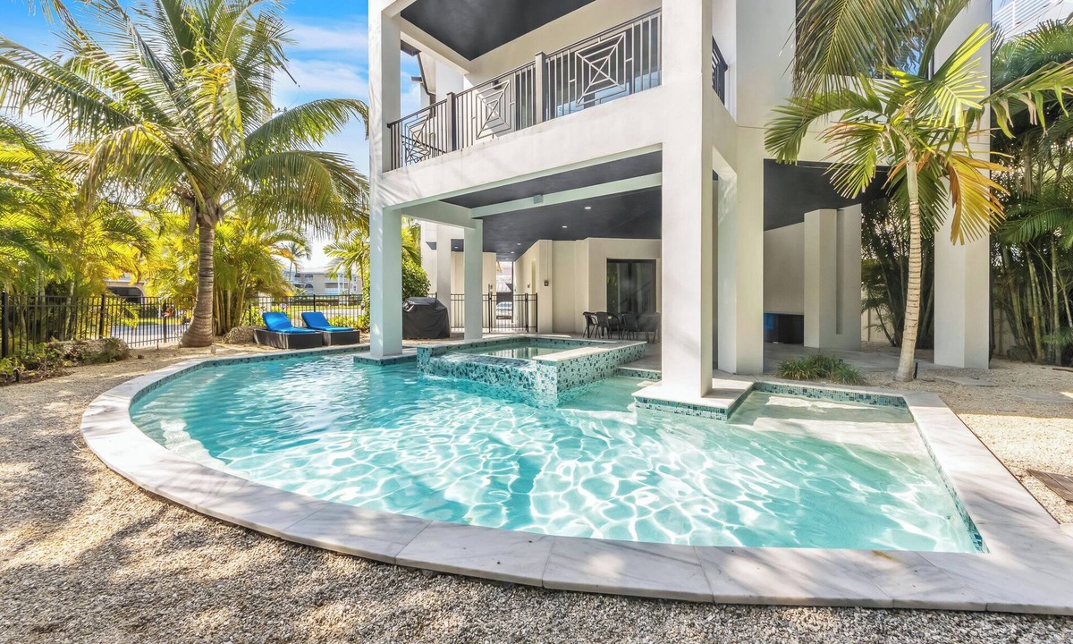 Bradenton Beach House | Luxury 7 Bedroom Home! Beach views, Private Pool, Spa, and Rooftop Deck!