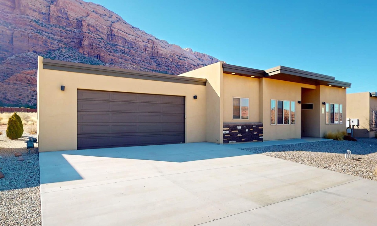 Moab South Valley House | Luxury desert condo with hot tub and mountain views - near town