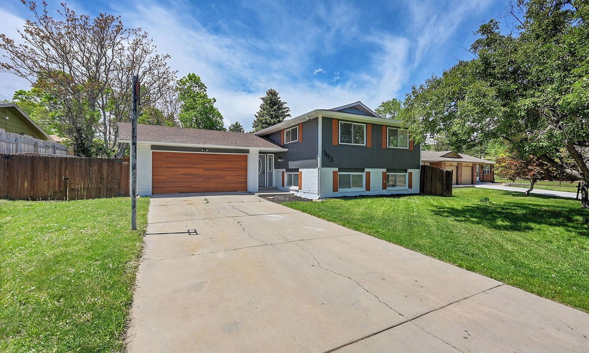 Applewood West House | Luxury Golden Retreat w Spa + Game Room w video games and pool table, Sleeps 15