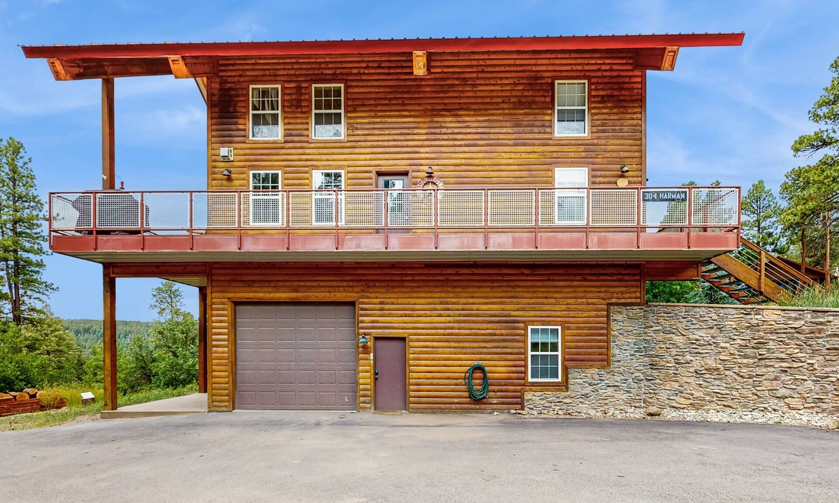 San Juan River Village Cabin | Luxury log cabin with wraparound deck and gorgeous views/Dog-Friendly