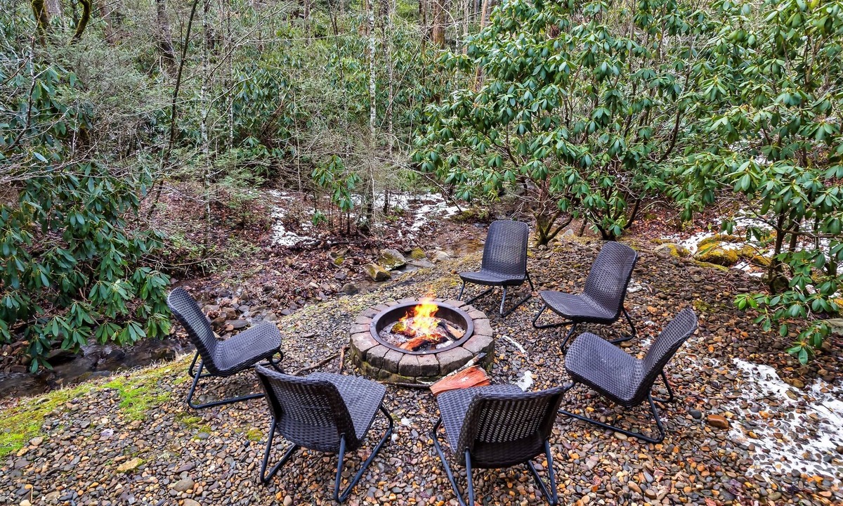 Pittman Center Cabin | Luxury Log Cabin with Hot Tub, Fire Pit, Game Loft in the Smokies