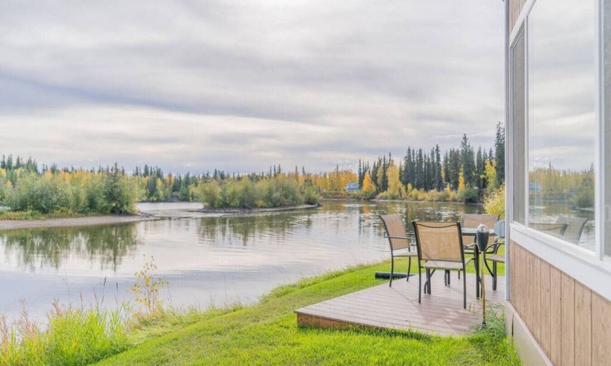 College House | Luxury Riverside Chena River House River Suite