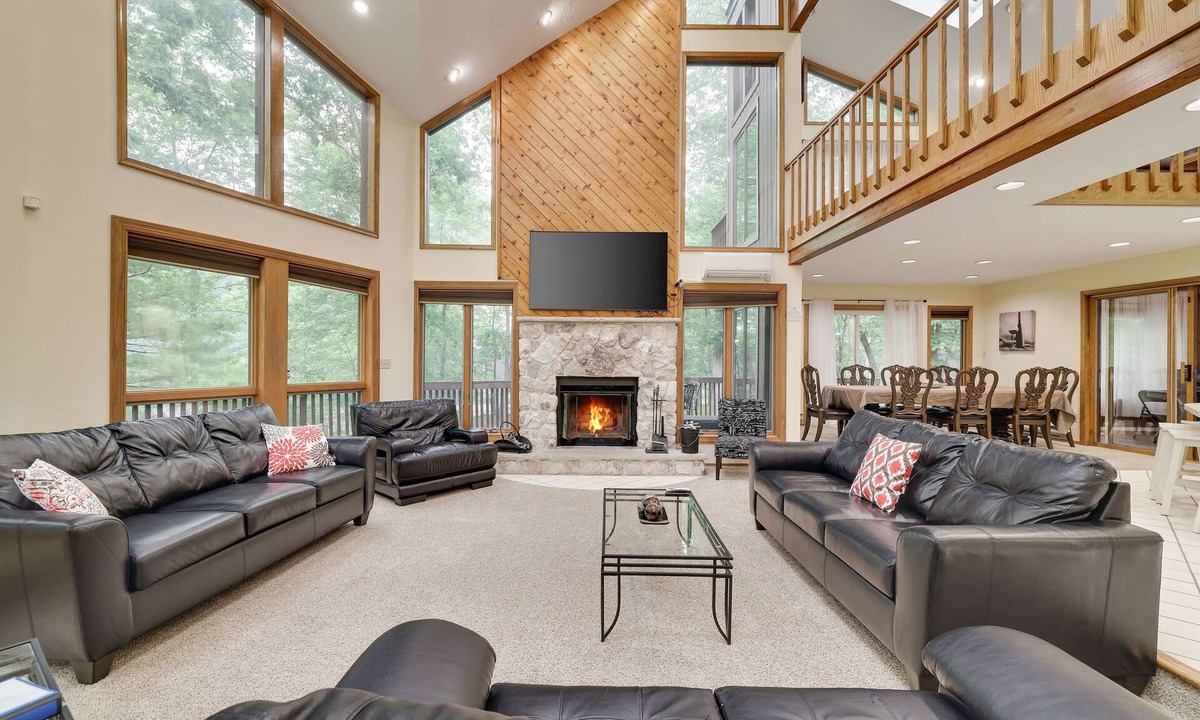 East Stroudsburg House | Magical Lake View Home-Hot Tub, Game & Poker rooms, Pool, Fire Pit, Kayaks, AC!