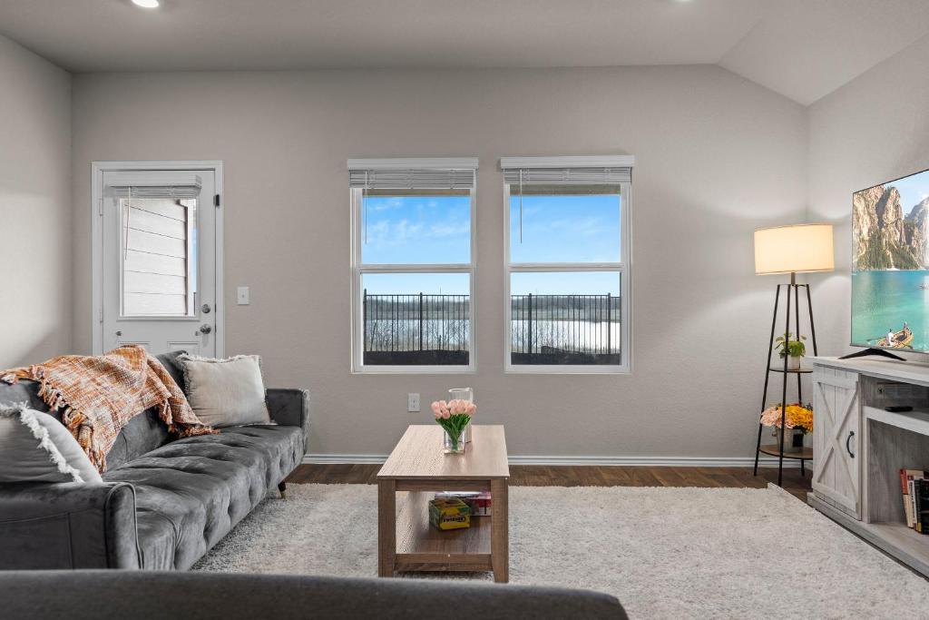Austin House | @ Marbella Lane - Amazing 4BR Lakeview Home