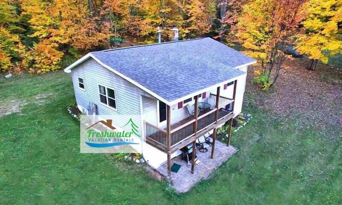 Wetmore House | Masters Retreat: Cozy Up by the Fire and Enjoy Autumn by the Lake!