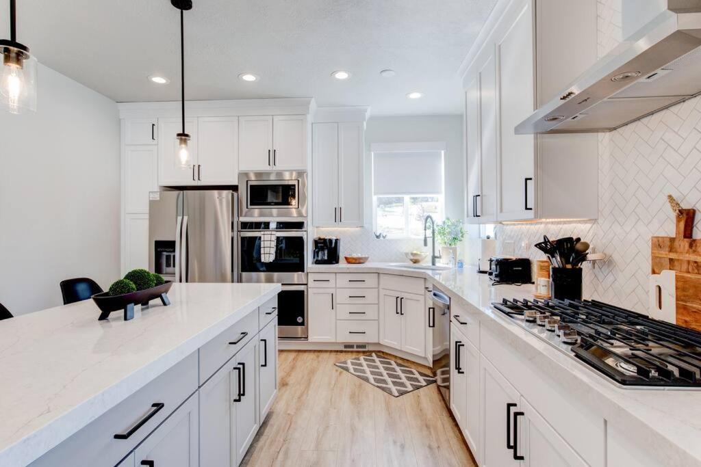 Midway House | Midway to Heaven! BRAND NEW 5 bed 4.5 bath, HOTTUB