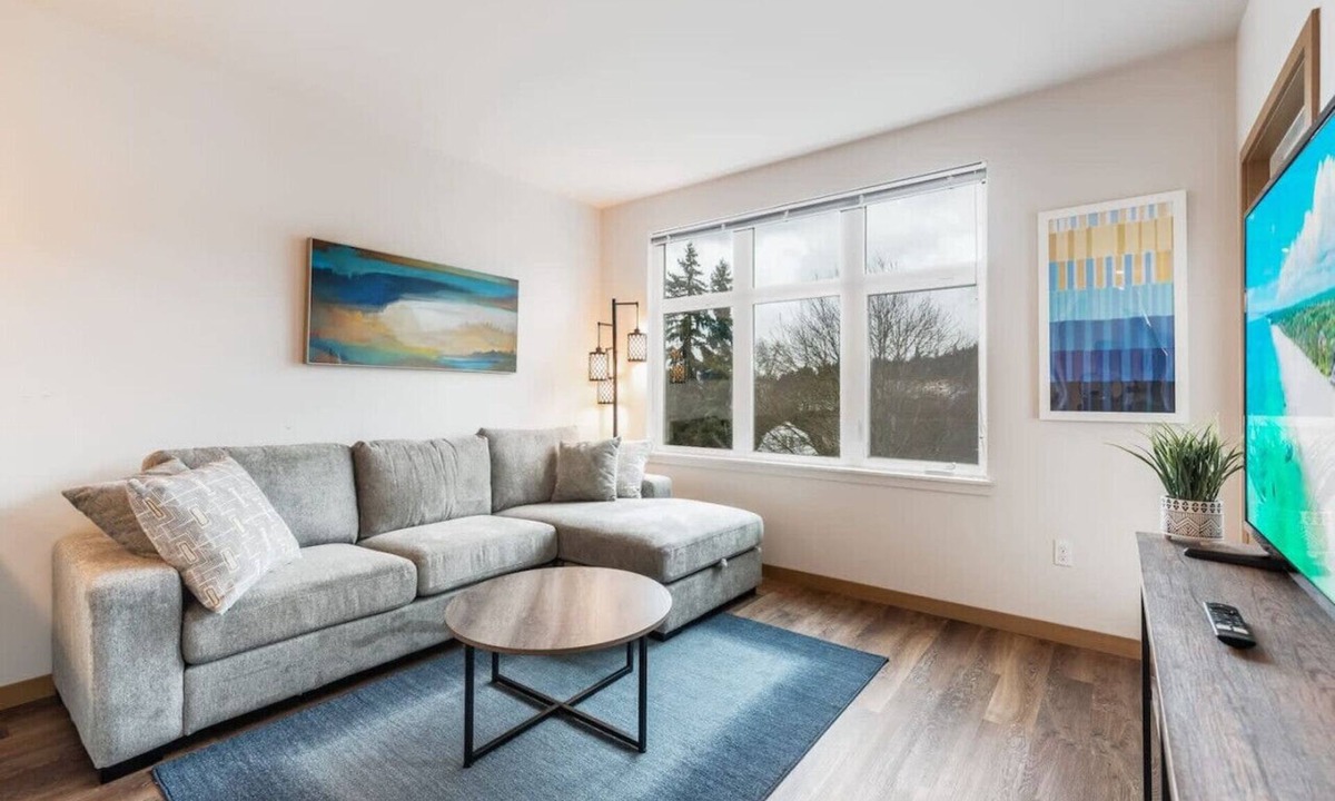Downtown Apartment | Modern 1BR 1BA+Den!| Redmond| Fit for Long Stays-4