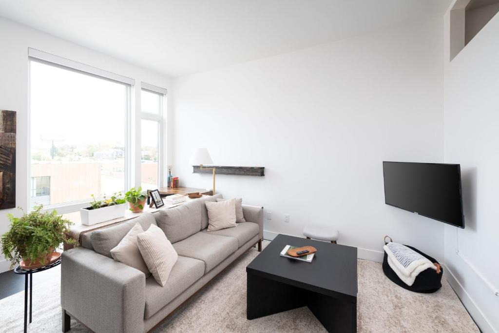 Milwaukee Apartment | Modern 1BR Apt with Skywalk to Fiserv, Rooftop, and Parking