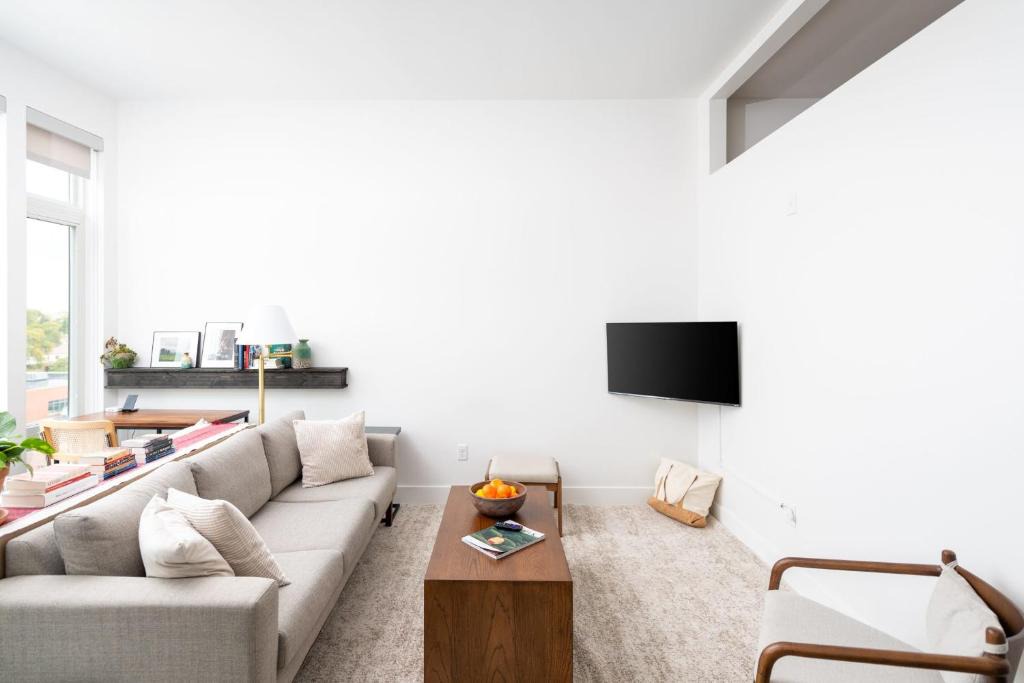 Milwaukee Apartment | Modern 1BR Apt with Skywalk to Fiserv, Rooftop, and Parking