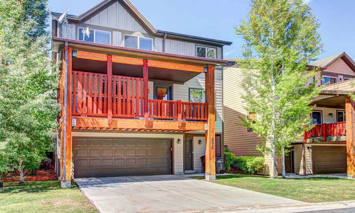 Bear Hollow Village House | Modern Mountain Lodge with Private Hot Tub, Shared Pool & Gym