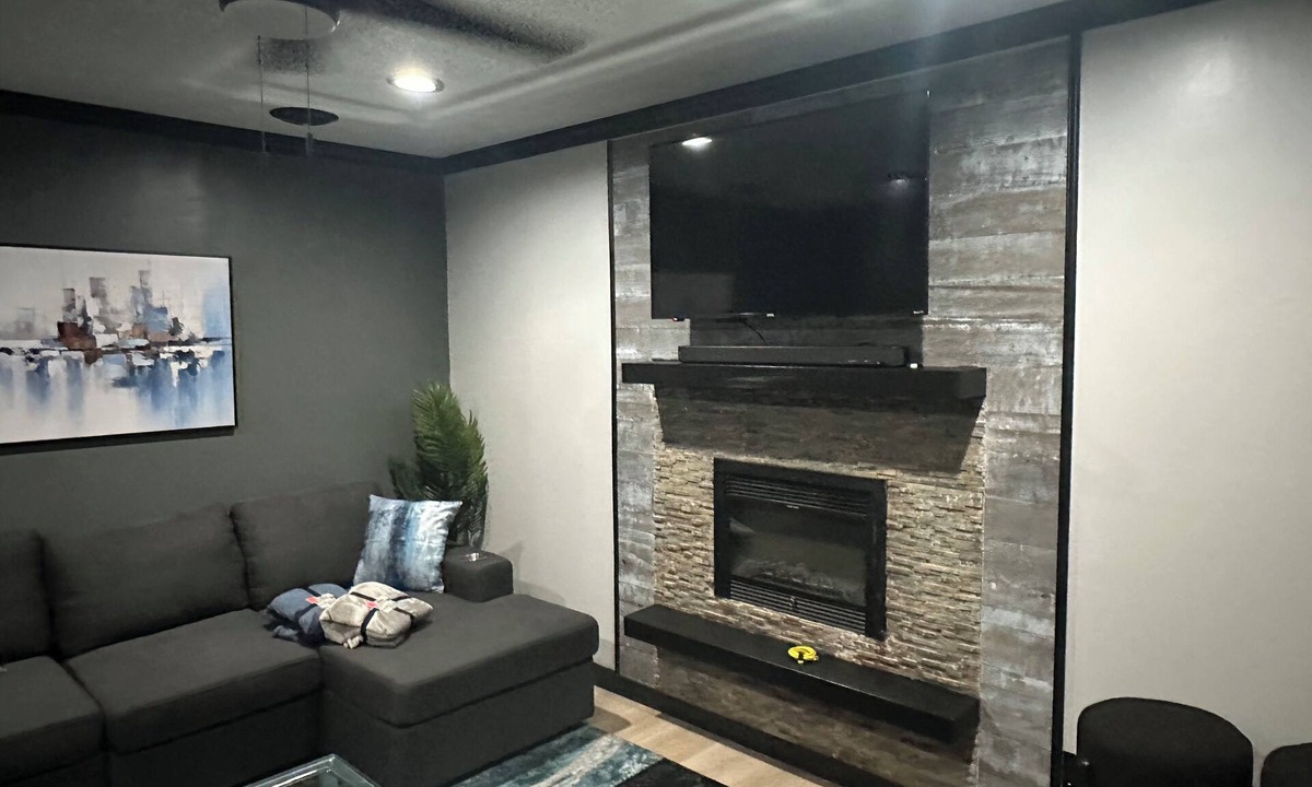 Westover House | Modern styled 3 Bdrm 2 bath with a Game Room and large sitting and dining area.
