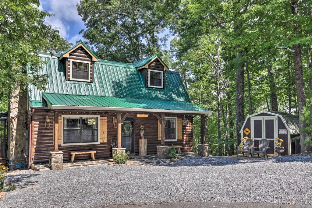 Gatlinburg - Pigeon Forge House | Mtn-View Cabin with Hot Tub in Sevierville!