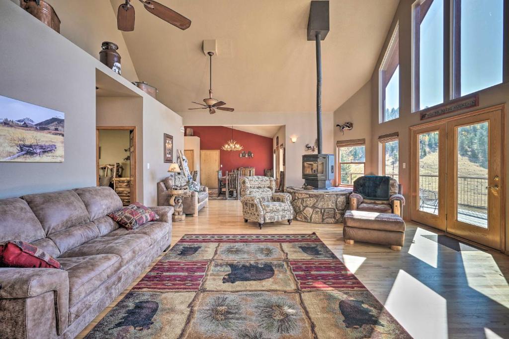 Cripple Creek House | Mtn-View Cabin with Deck, 3 Mi to Cripple Creek!