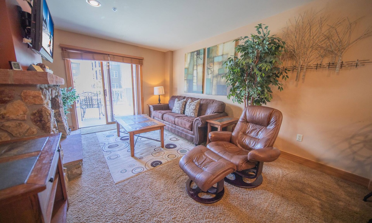 River Run Condo | Mtn Views, Walk to Slopes, Cozy Fireplace