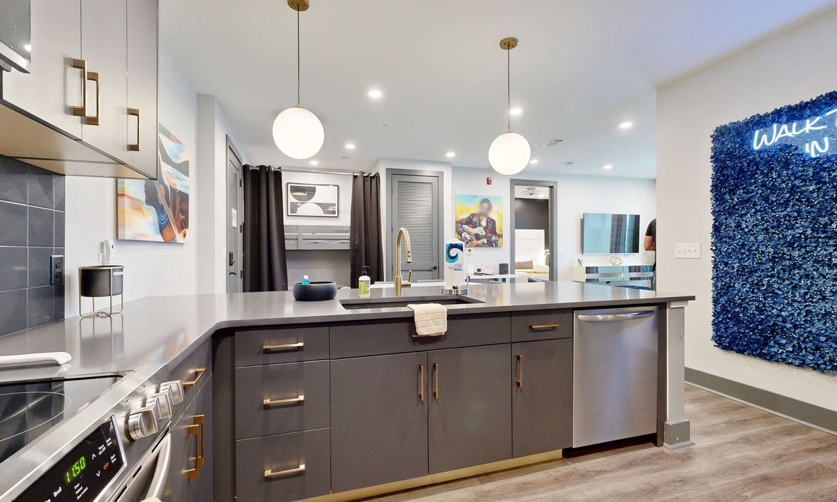 Rolling Mill Hill Condo | Muse | South Downtown Music City condo with balcony, gym & central A/C