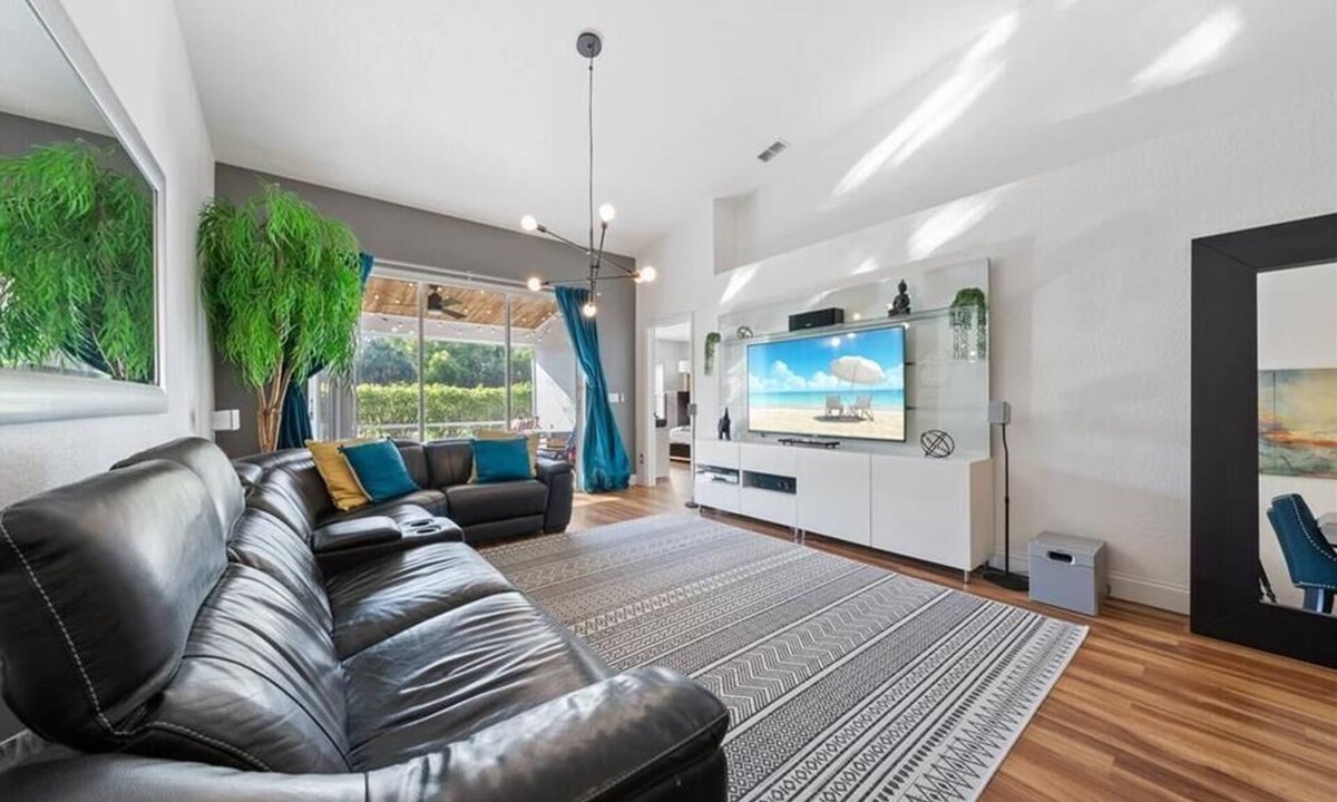 Kings Lake Villa | Naples Modern Oasis is 4 miles to 5th Avenue South shopping & dining