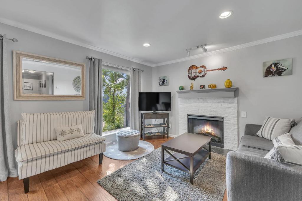 North Capitol Apartment | Nash Star Private Condo - 2bed, 2bath, Sleep 6, 25 Min Walk To Broadway And All Nashville Attractions, Pool, Gym