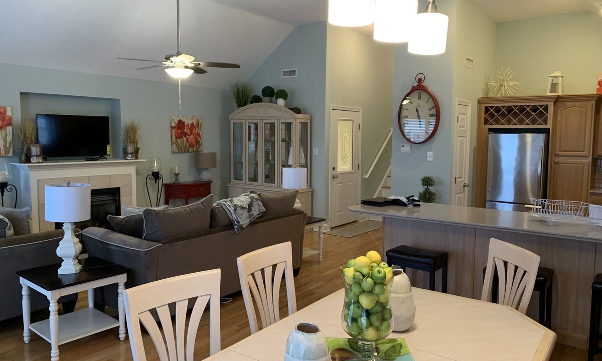 North End Condo | nClean and Comfortable 4 bedroom, 3 1/2 Bath Great 6th & Ocean Ave Location
