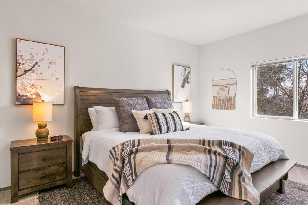 South Perry District Apartment | New 2 Bed 2 Bath Near Perry Dist and DT