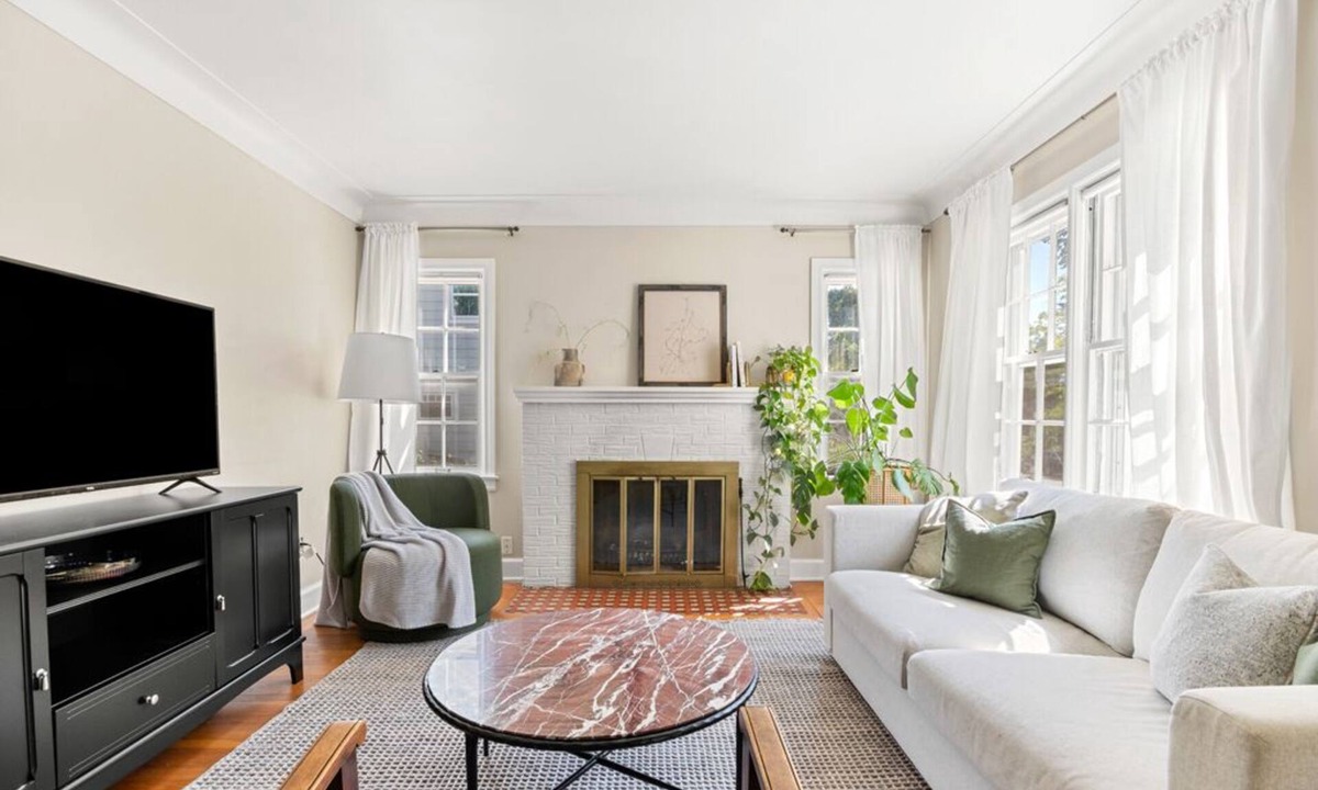 Dicken House | NEW 3 BR, 5 Bed Tudor <1 Mile to The Big House