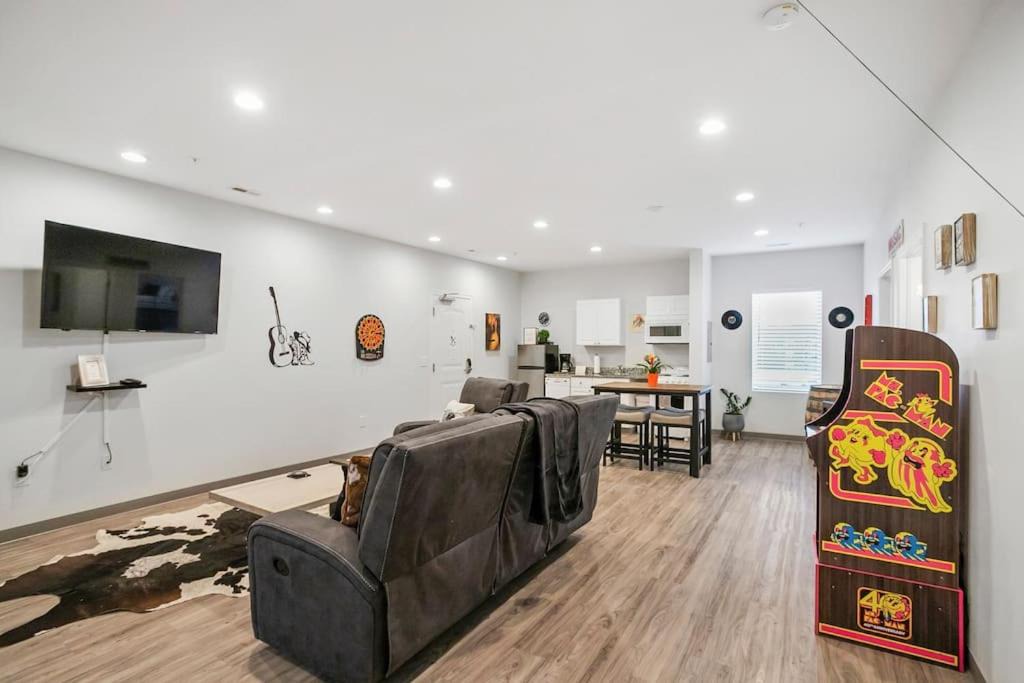 Maxwell House | New 4bd 2ba Suite Games 8 min to DT East Nash