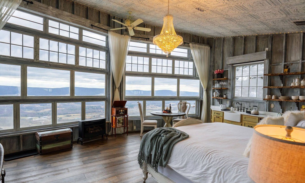 Lupton City Cabin | NEW Honeymoon Treehouse