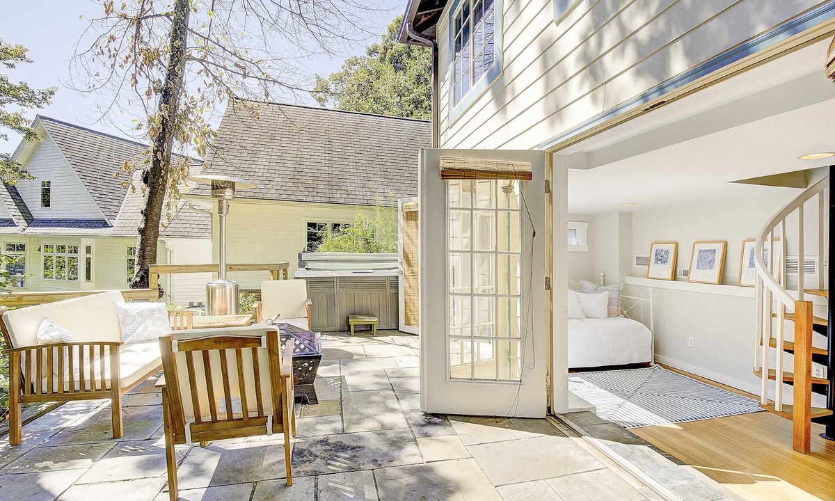 Epping Forest Cottage | NEW LISTING! Waterfront cottage, hot tub, fire pit, gated community, pier, kayak