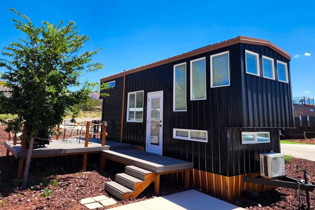 Apple Valley House | New modern & relaxing Tiny House w deck near ZION