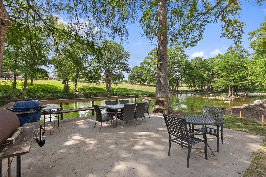 New Braunfels Apartment | NEW! Modern Riverfront Apt 5blks to Schlitterbahn!
