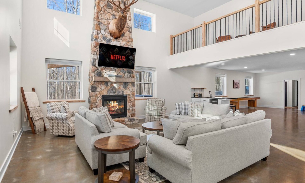 White Haven House | New Pocono Barndominium sleeps 20ppl on 40 acres with a Hot Tub & Fire Pit!