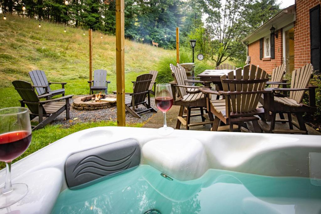 Summerlee House | New River Gorge Oasis-Hot Tub, Fire pit andGood Vibes