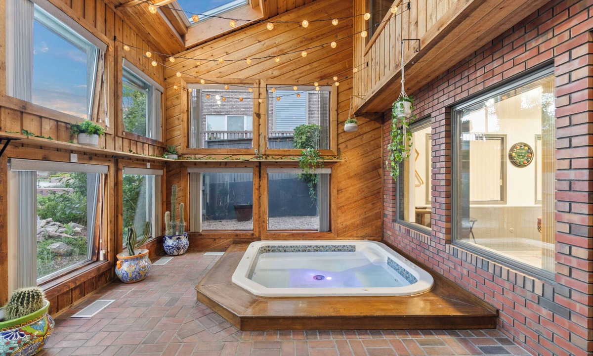 Scenic Heights House | NEW! SPA/HotTub - GameRoom - 3xBars - 4xFireplaces