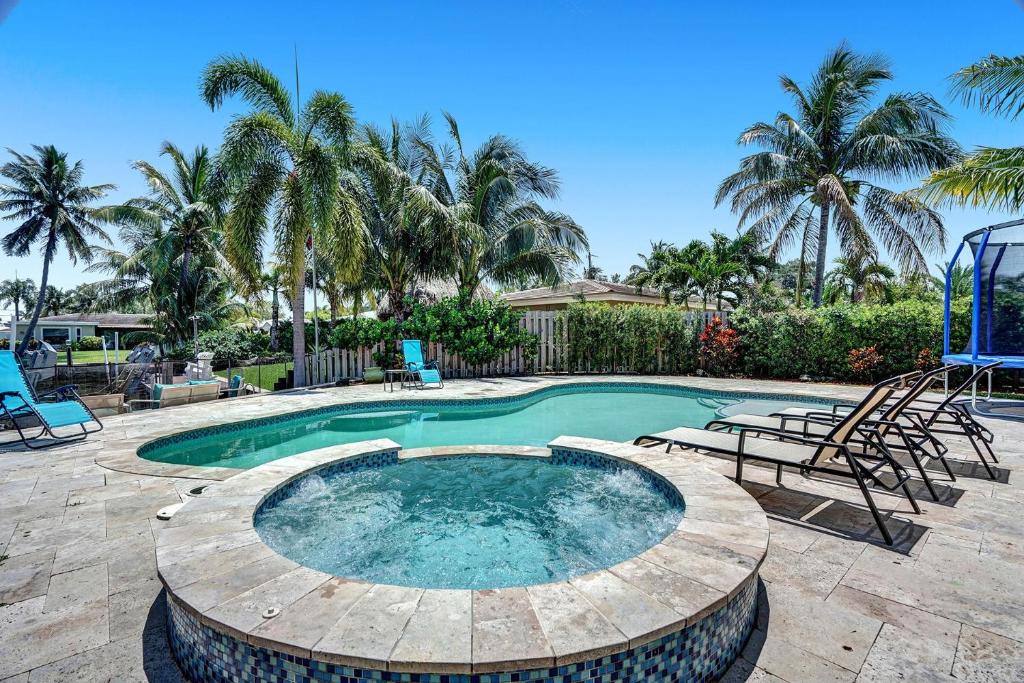Garden Isles Villa | NEW Waterfront Oasis - Pool – Jacuzzi - 10 Min to Beach!