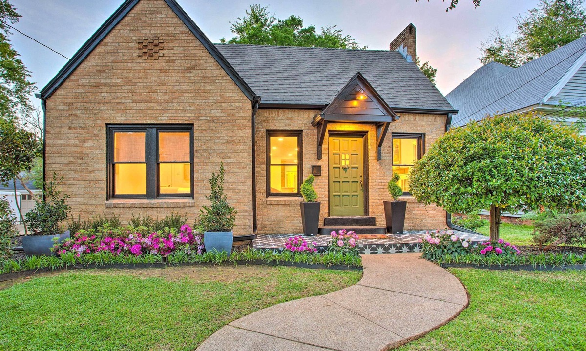 Tyler House | Newly Updated & Charming Azalea District Home