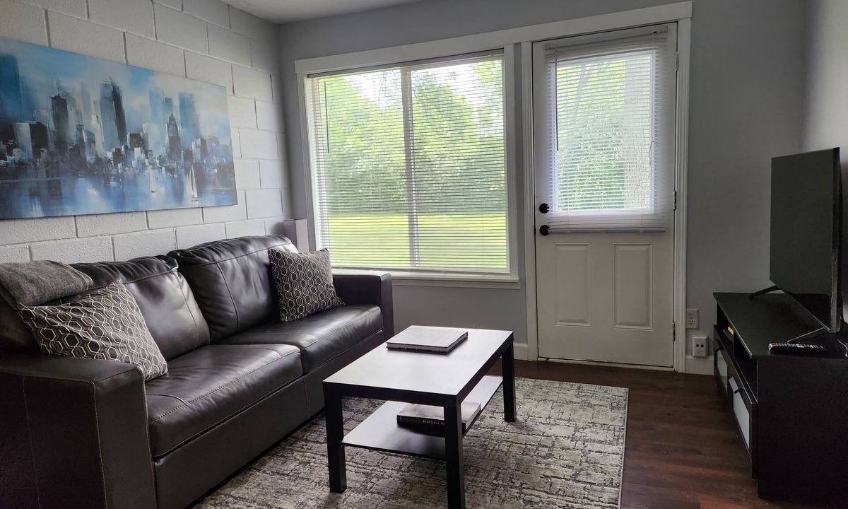 Ypsilanti Apartment | Nice and cozy apartment just 20 min to Detroit Airport and 15 min to Ann Arbor
