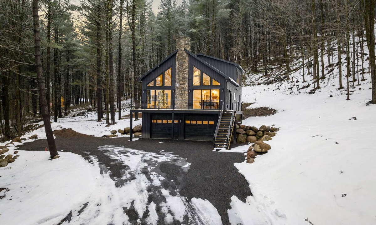 Turin House | nLuxurious Tug Hill Lodge-Direct Snowmobile Access