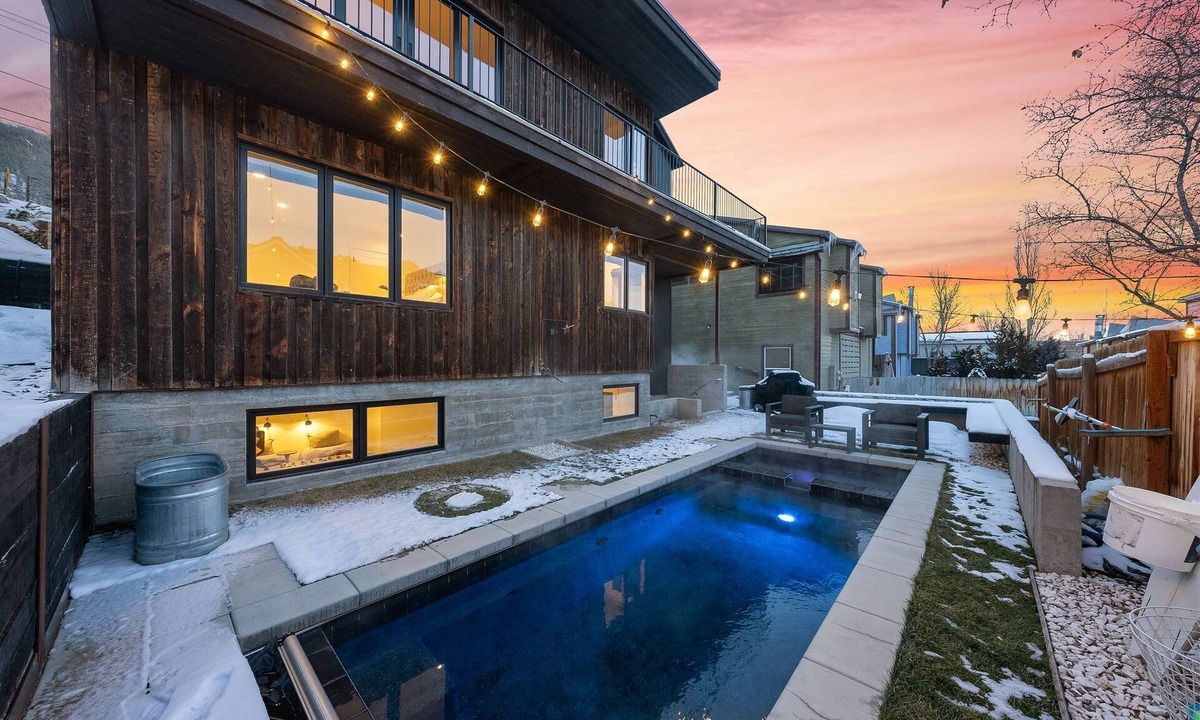 North Park City House | Norfolk Beach | Luxury Ski Rental | Private Hot Tub & Pool | Walk to Main