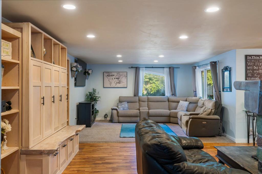 Tanner House | North Bend Retreat with hot tub and views of Mt Si