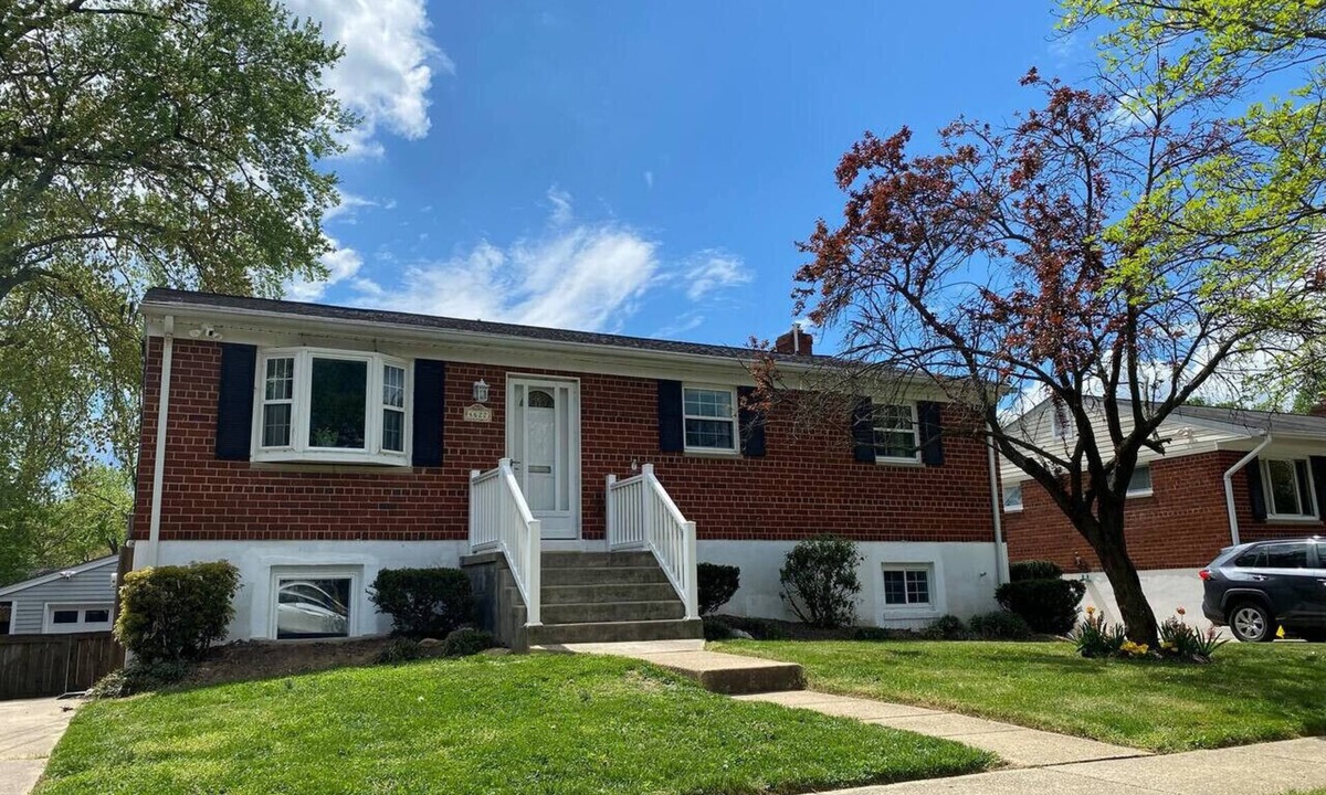 North Bethesda House | North Bethesda Gem 5 Minutes From Metro