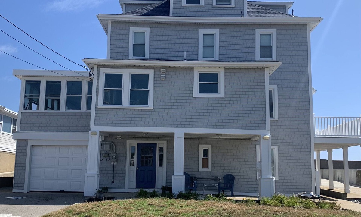 Minot House | Ocean Front! 2 minute walk to beach!