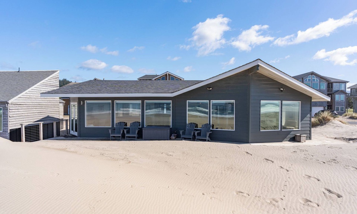 Kiwanda Shores House | Ocean Front House - Gorgeous Views - The Beach is Your Backyard!