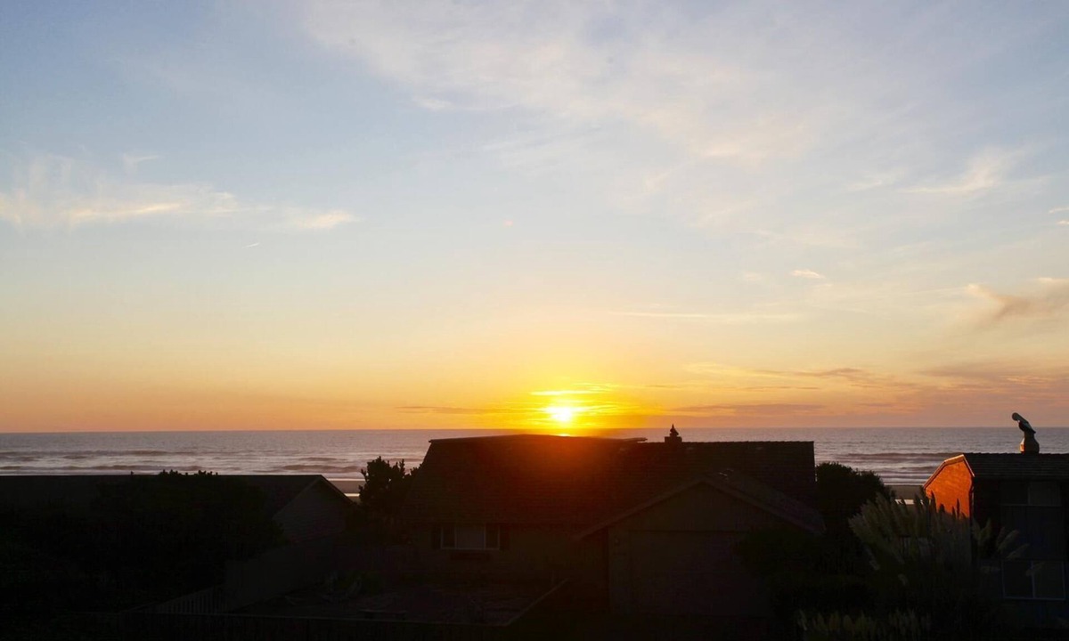 Sandpiper Village House | Ocean View Home! Hot tub! Dog Friendly! Minutes to the Beach!