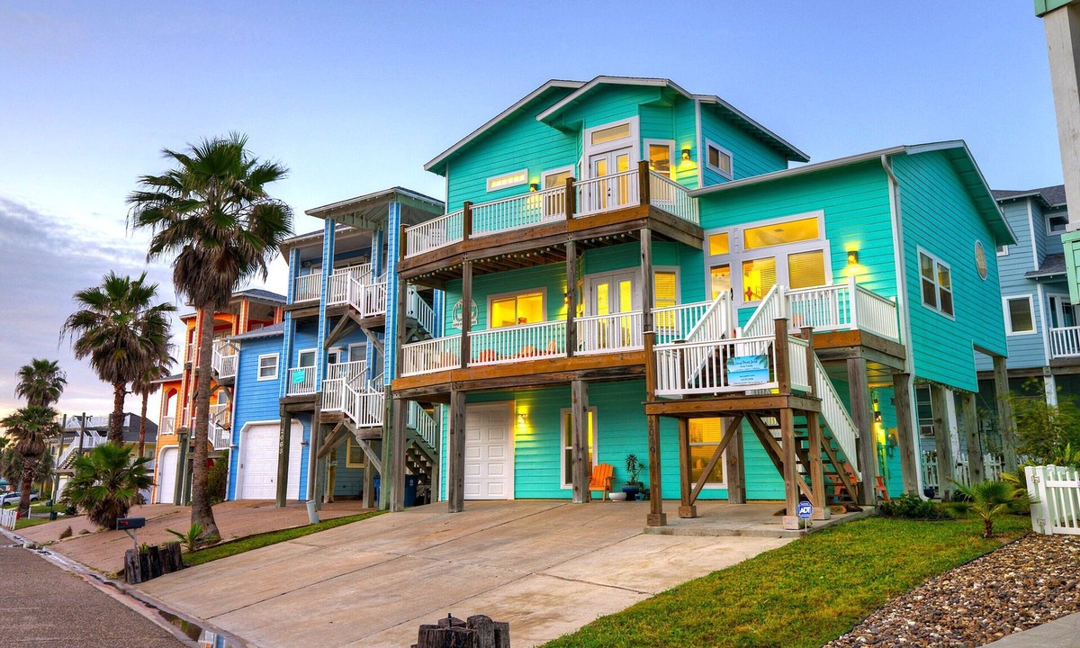 Courtyard | Sand Point