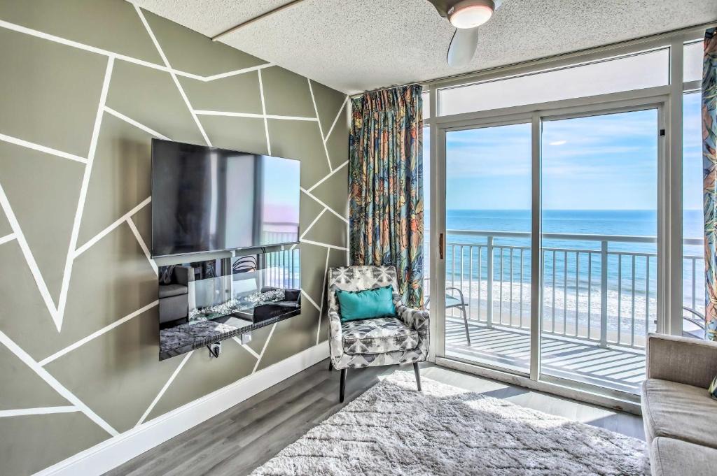 Myrtle Beach Apartment | Oceanfront Condo with Beach Access Near Boardwalk!