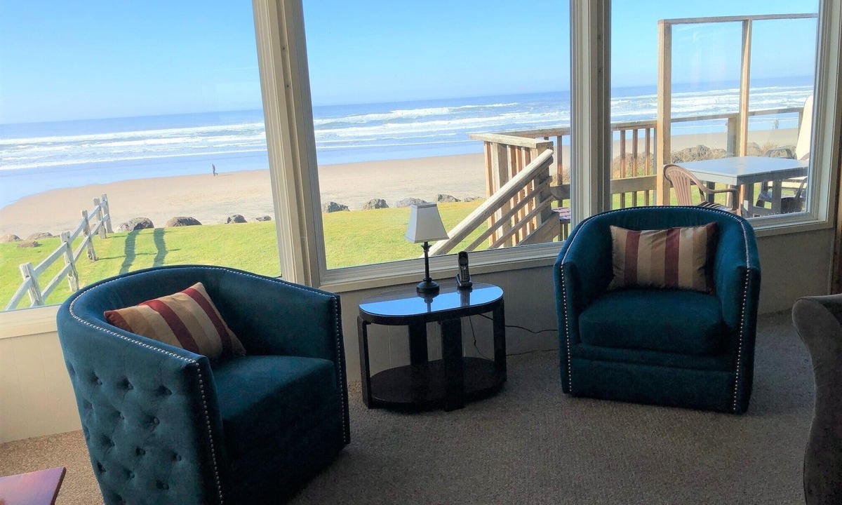 Roads End House | Oceanfront home in Roads End. Low bank, 1-story, great views, easy beach access!