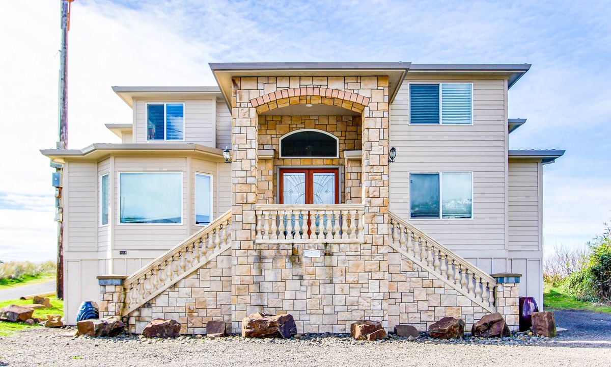 Rockaway Beach House | Oceanfront Home with Private Hot Tub & Amazing Beach Views - Dogs Welcome