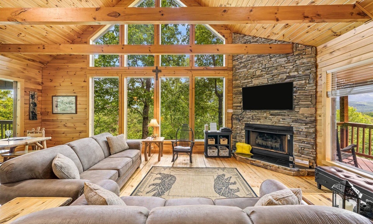 Gatlinburg - Pigeon Forge Cabin | PANORAMIC VIEWS OF GREAT SMOKY MTS. STUNNING VIEWS OF MT. LECONTE ALL YEAR