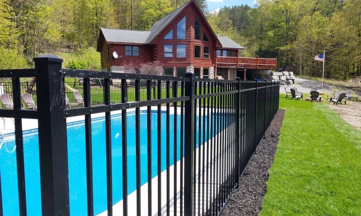 De Ruyter House | Paradise getaway log home with pool - Cazenovia 10 min away