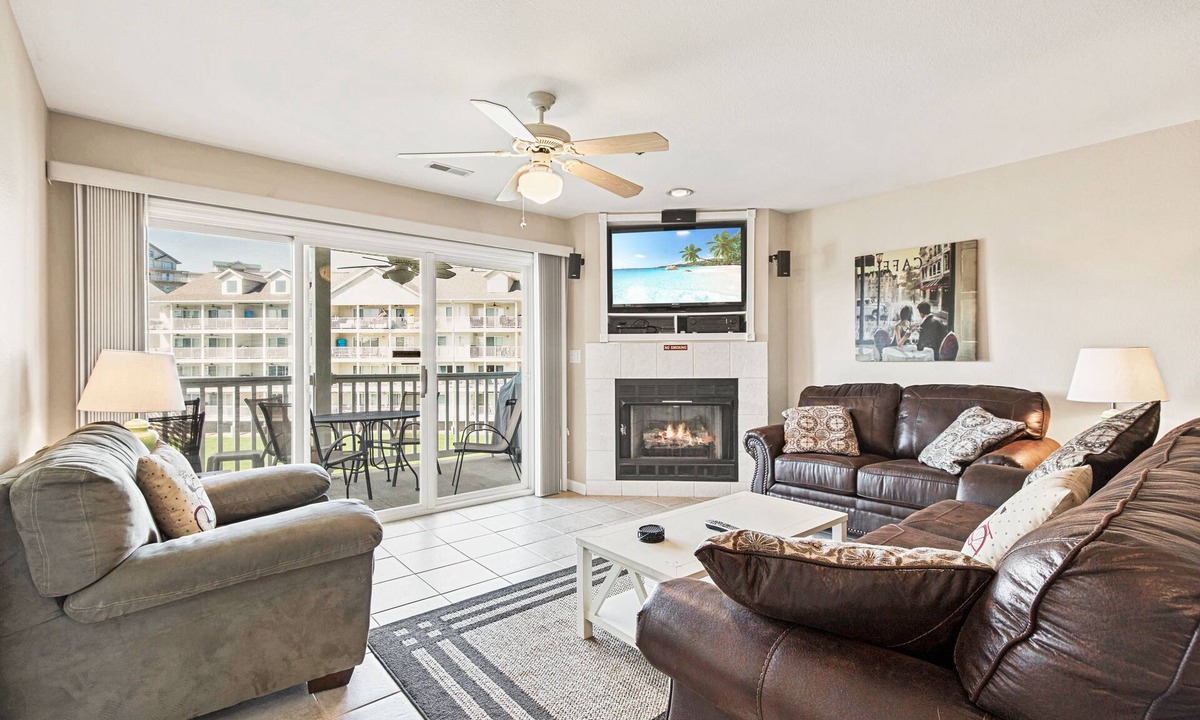 Osage Beach Condo | Parkview Bay Condo Overlooks Pool & Lake, Great Location Near Mall, Free Wi-Fi!