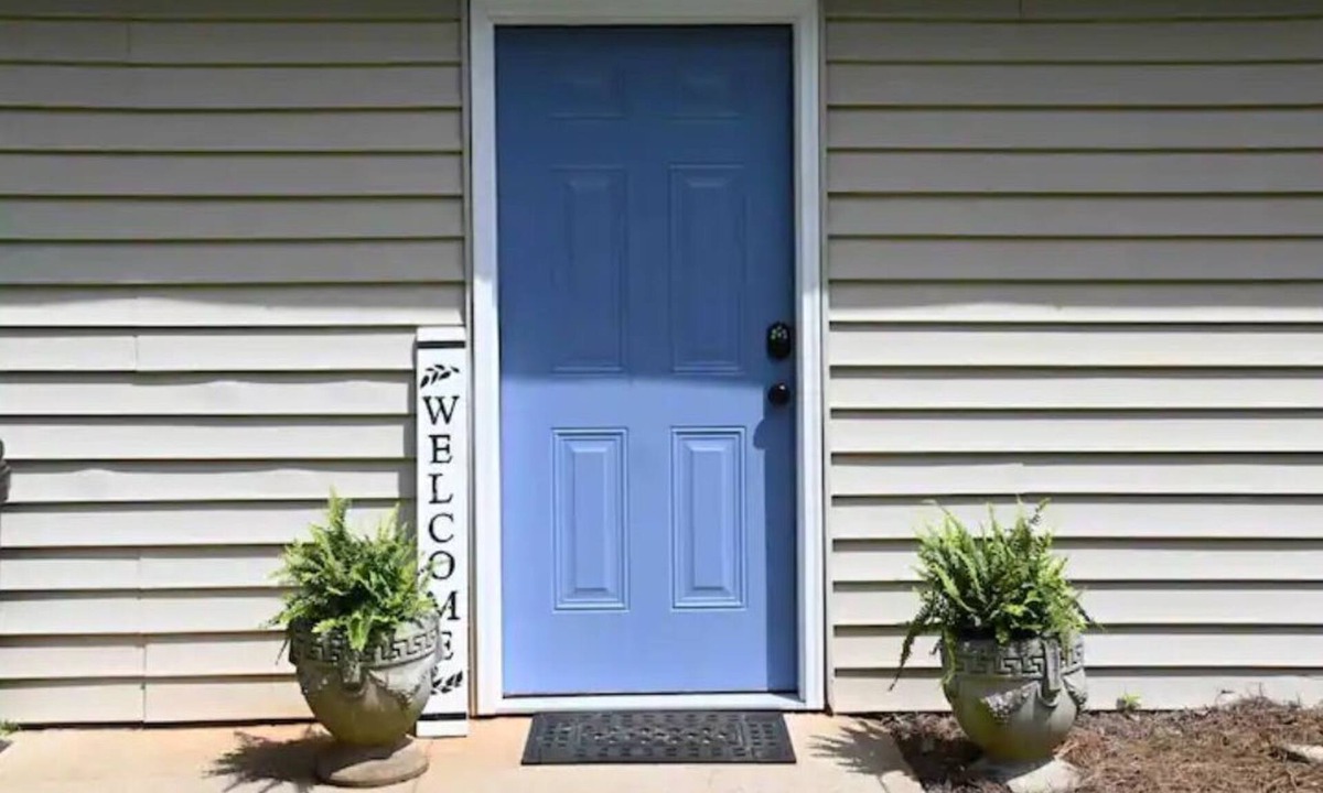 Roebuck Apartment | Patriot Point B, an inviting studio apartment